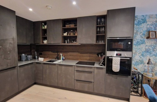 Croham Apartment | 2BD South Croydon Haven: Garden Serenity