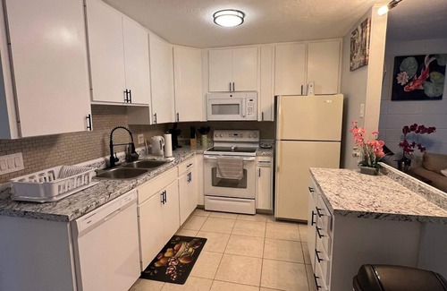 Warm Mineral Springs Apartment | 2bdr, 5 min walk to Warm Mineral Springs