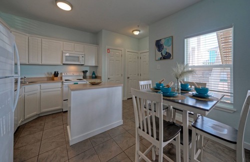 Port Aransas Condo | 2BDR Condo w/Pool | Walk to Shore, Pet-Friendly