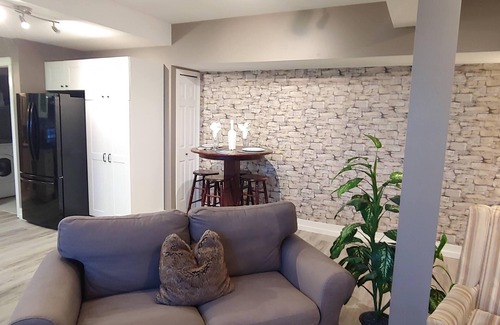 McMillan House | 2bdrm Suite in Executive Home with Sweeping Mountain and Valley Views