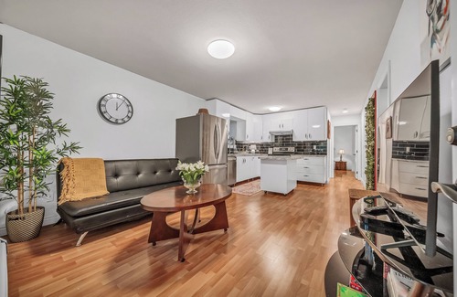 Newton House | 2Bed1Bath Guest Suite in Surrey Close to Highway. Only 30 min drive to Downtown!