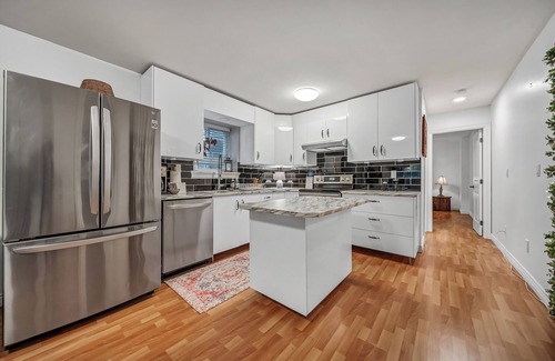 Newton House | 2Bed1Bath Guest Suite in Surrey Close to Highway. Only 30 min drive to Downtown!