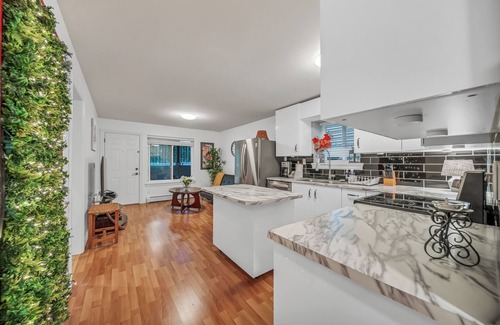 Newton House | 2Bed1Bath Guest Suite in Surrey Close to Highway. Only 30 min drive to Downtown!