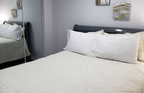 Brampton House | 2BR+1BTH Luxurious Apartment, Bright, Spacious