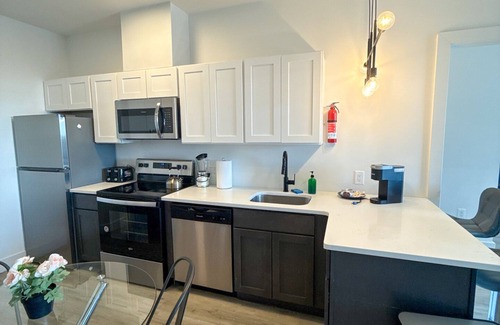 Elizabeth Apartment | 2BR apt next to EWR 9276