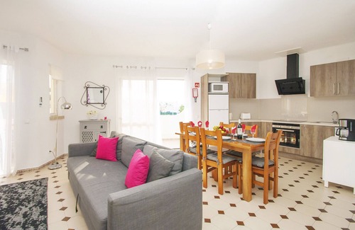 Castelo Apartment | 2BR Apt w/Terrace & Pool – Galé