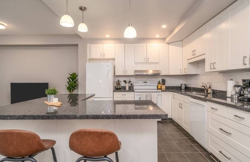 Burlington Apartment | 2BR Burlington Apt | Near Waterfront & Art Gallery