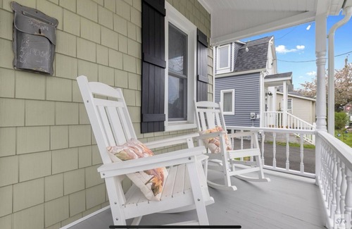 Milford House | 2BR Coastal Retreat close to Yale and walk to NY Train!