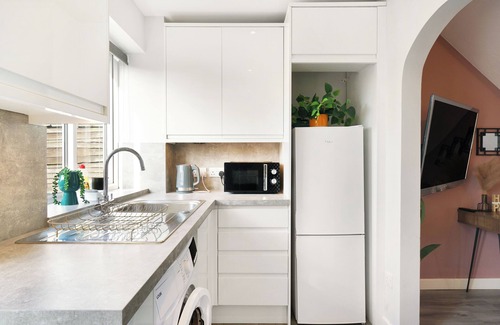 Aylesbury House | 2BR Comfort Stay | Kitchen, Lounge & Sleeps 4