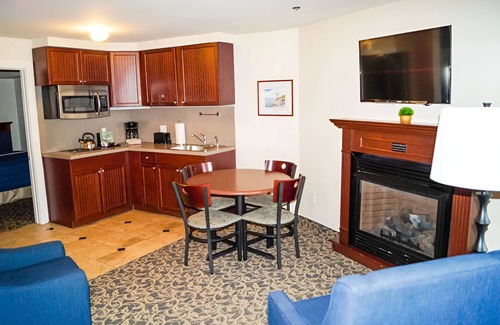 Ocean Drive Condo | 2BR Condo w/Bay Views & Fireplace
