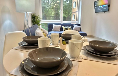 Crawley City Centre Apartment | 2BR Furnished l Parking l WiFi