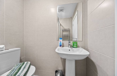 Crawley City Centre Apartment | 2BR Furnished l Parking l WiFi