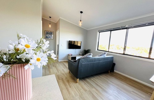 Manly Vale Apartment | 2BR Granny Flat Manly Vale - Beach & City Access