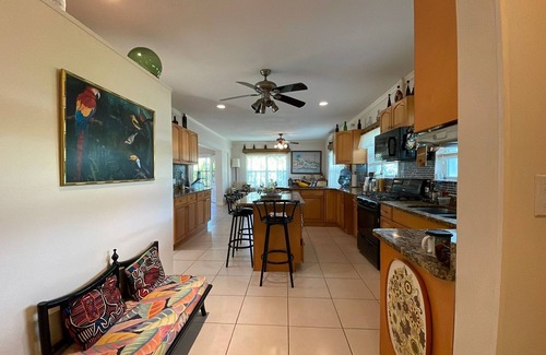 Windsor Park Villa | 2Br near Coral Beach- Coconut Villa, hear the waves and relax!