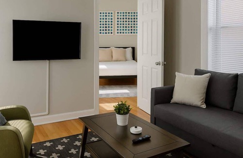 Boystown Apartment | 2BR on N Halsted St: Lakeview Living