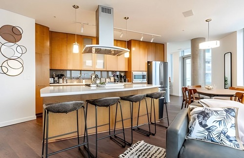 West Bellevue Apartment | 2BR Penthouse | Gym, Pool | Bellevue | Sophari A
