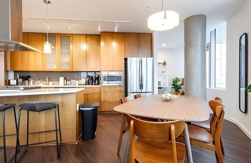 West Bellevue Apartment | 2BR Penthouse | Gym, Pool | Bellevue | Sophari A