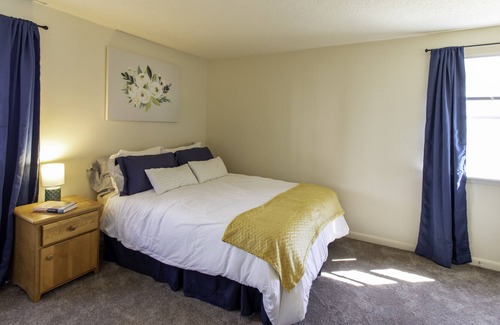 Riverside Apartment | 2BR Pet-Friendly Apt w. Pool/Gym