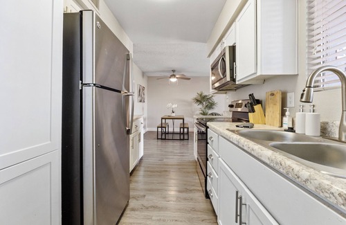 Mesa Apartment | 2BR/Pool/Gym/1 Mi To Banner Hospital
