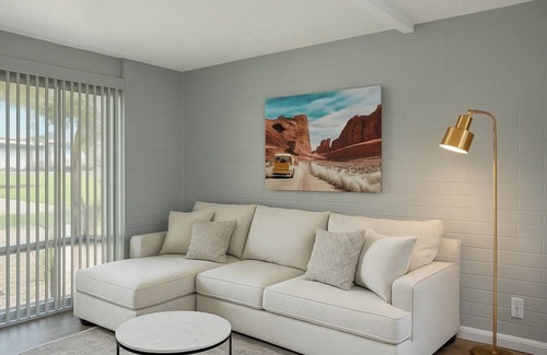 Village Grove Apartment | 2BR+Sleeps6+70"3Bed+10minOldTown