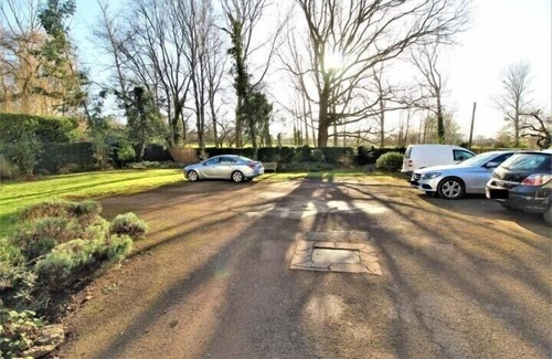 Cheltenham Apartment | 2BR Stunning Apt -Sleeps 6 w/Parking Race Offer!