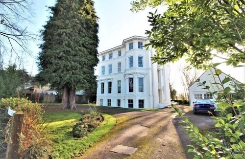 Cheltenham Apartment | 2BR Stunning Apt -Sleeps 6 w/Parking Race Offer!