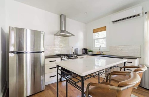 Uptown House | 2BR - Trendy NW 23rd - Walk to Cafes & Shops