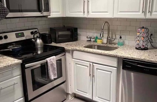 Central West End Apartment | 2BR W&D Near Forest Park, The Cortex, BJ Hospital