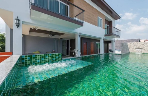 Saphan Sung House | 2BRs private pool in BKK, Calm area 3km to metro, 10 km to Pratunum
