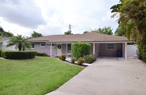 Gulf Gate Estates House | 2miles from Siesta Key! 4bd 3bth with pool