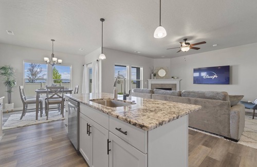 Nampa House | 2min>Ridgevue*1800ft²*King*FirePlace*600Mbps