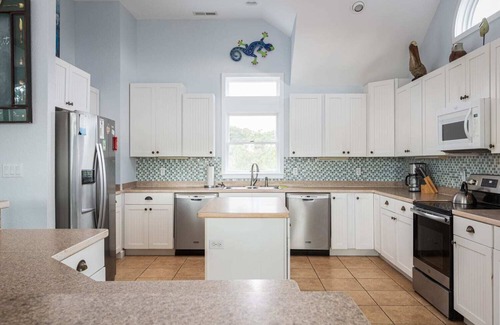 Corolla Village House | 2min Walk to Beach, Pool, Spa, Game Room, Big Yard