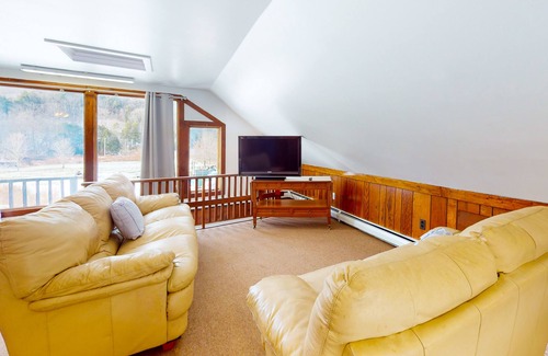 Rochester Apartment | 2nd-floor riverfront studio with mountain views, firepit, 2 canoes, & partial AC
