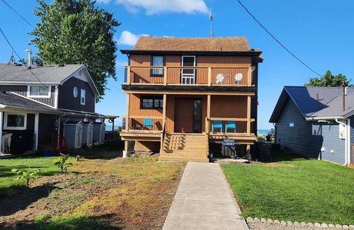 Amherstburg Apartment | 2nd Floor Upper Lakeside Duplex with a bird`s eye view