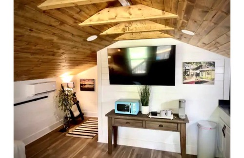 New Braunfels House | 2nd story guest house in downtown New Braunfels