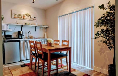 Reseda House | 2nd Story Open Air Balcony; Welcoming Apartment!nn