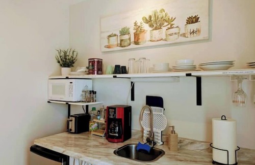 Reseda House | 2nd Story Open Air Balcony; Welcoming Apartment!nn