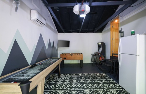 Pocono Lake Cabin | 2PM Sunday Checkout · Golf Cart · Dog-Friendly · Fireplace · Kayaks · Game Room