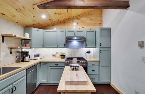 Pocono Lake Cabin | 2PM Sunday Checkout · Golf Cart · Dog-Friendly · Fireplace · Kayaks · Game Room