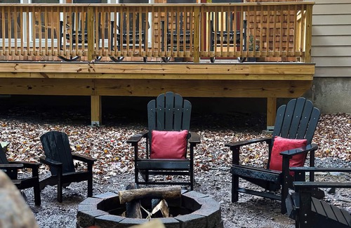 Pocono Lake Cabin | 2PM Sunday Checkout · Golf Cart · Dog-Friendly · Fireplace · Kayaks · Game Room