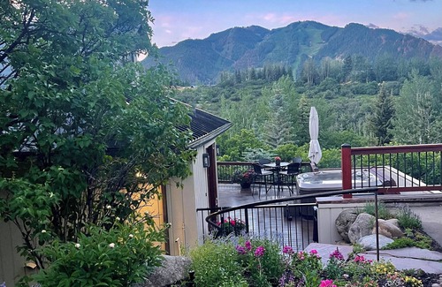 Red Mountain House | 3,000 Sq ft. 8MM Red Mtn Home 3bd, 3 bath Sleeps 10 Jacuzzi VIEWS 3 min to town