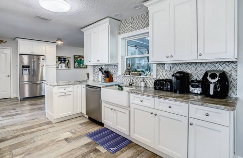 Crystal Shores House | 3/2 Waterfront Oasis w/Heated Pool & Tiki Bar-Kayaks-close to springs.