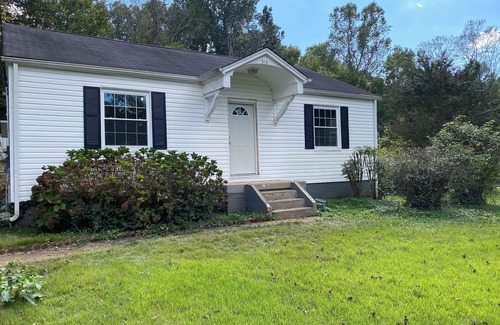 Knoxville Cottage | 3.3 Miles from Neyland Stadium, 2.8 miles from UT Medical Center