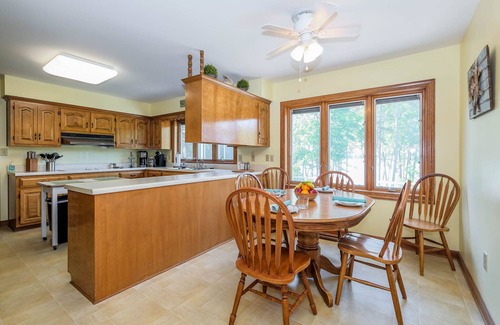 Henrico House | 3,500 sq ft MAIN LAKE - deep water, boat house, hot tub & beach!