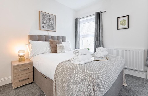 Morriston Apartment | 3 Baths - Off Road Parking - Garden - 4 Bed Home