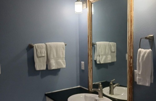 Lakeview House | 3 BD/2.5 Bath Lovely New Orleans Home. Pool & Jacuzzi. Gated secure parking.