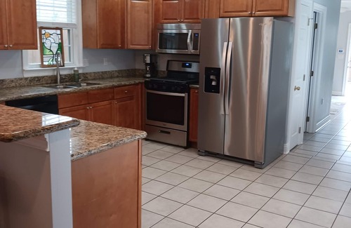 Lakeview House | 3 BD/2.5 Bath Lovely New Orleans Home. Pool & Jacuzzi. Gated secure parking.