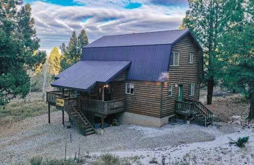 Long Valley Junction Cabin | 3 BDRM comfy cabin - centrally located to Bryce & Zion. Central air and Heating