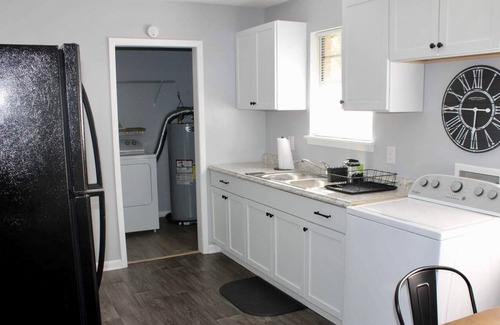 Lyons House | 3 bdrm w basketball court & fire pit-Travel worker