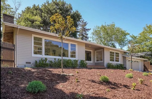 Belmont House | 3 Bed 1.5 Bath House in the Belmont Hills